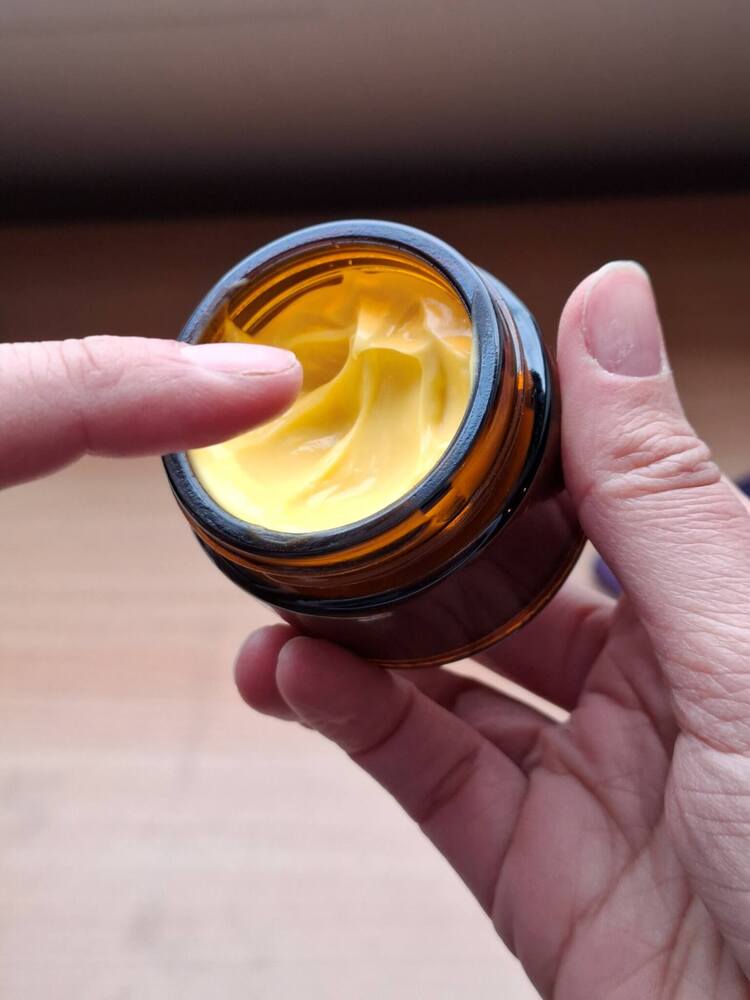 Een close-up van een potje zalf.