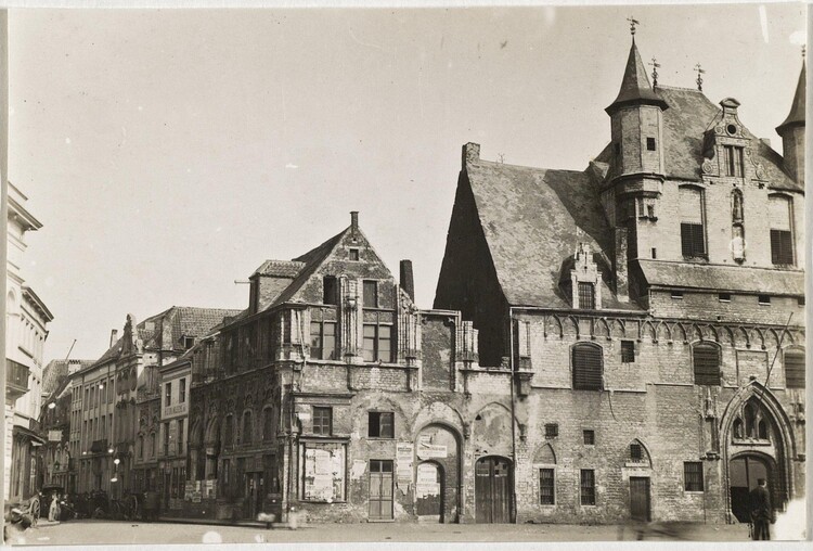 Een historische zwart wit foto van de Grote Markt in Mechelen.